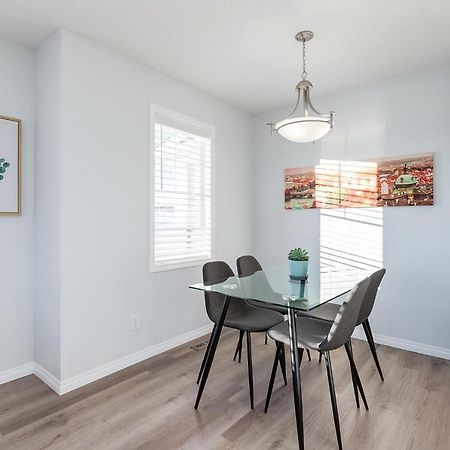 New Home With Ac, Patio And Netflix YYC Exterior foto