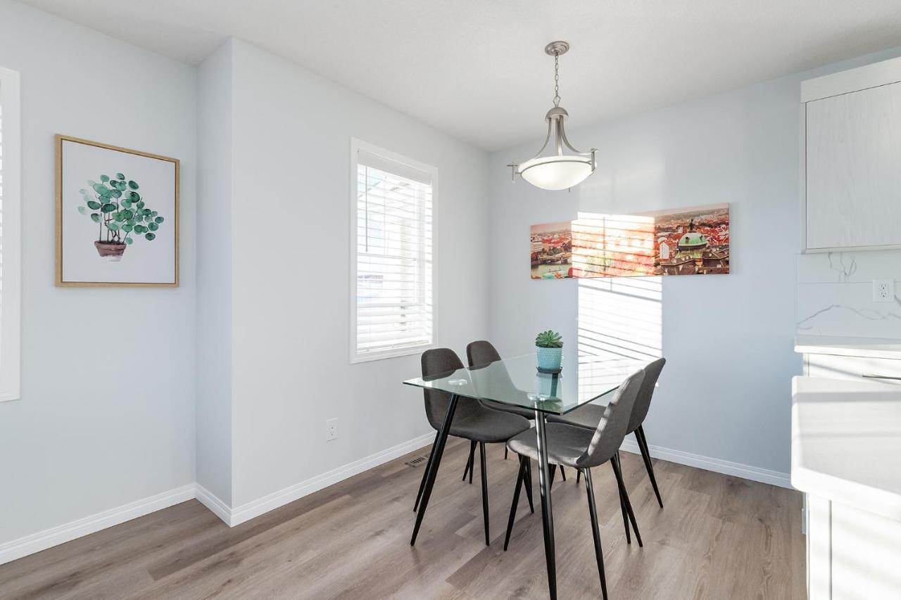 New Home With Ac, Patio And Netflix YYC Exterior foto