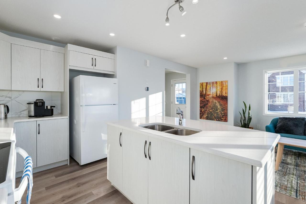 New Home With Ac, Patio And Netflix YYC Exterior foto